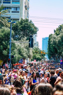 Tel Aviv İsrail 14 Haziran 2019 'da, cinsel yönelim özgürlüğü için LBGT hareketinin bir protestosu olan Tel Aviv sokaklarında eşcinsel onur yürüyüşüne katılan kimliği belirsiz insanların görüntüsü
