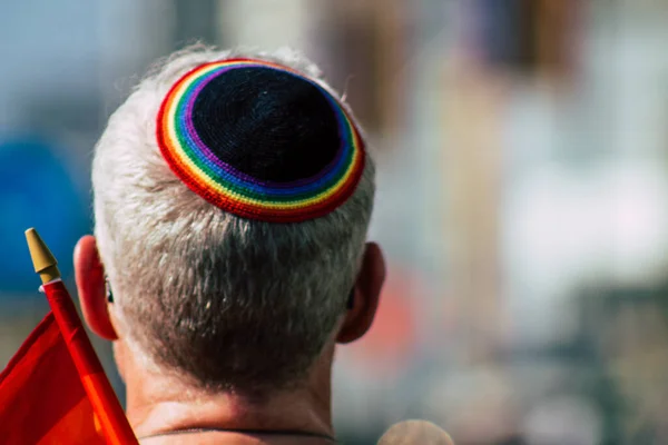 2019年6月14日以色列特拉维夫观看身份不明的人参加在特拉维夫街头举行的同性恋自豪游行 这是Lbgt运动对性取向自由的抗议 — 图库照片