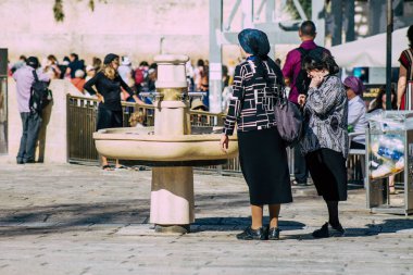 Kudüs İsrail 2 Temmuz 2019, öğleden sonra Kudüs 'ün batı duvarındaki fıskiyeye içen bilinmeyen İsrailli insanların görüntüsü.