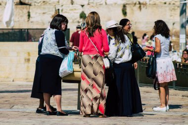 Kudüs İsrail 2 Temmuz 2019, öğleden sonra Kudüs 'ün batı duvarındaki fıskiyeye içen bilinmeyen İsrailli insanların görüntüsü.