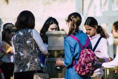 Kudüs İsrail 2 Temmuz 2019, öğleden sonra Kudüs 'ün batı duvarındaki fıskiyeye içen bilinmeyen İsrailli insanların görüntüsü.