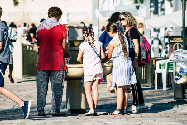 Jerusalém Israel Julho 2019 Vista Pessoas Israelenses Desconhecidas Bebendo Para — Fotografia de Stock