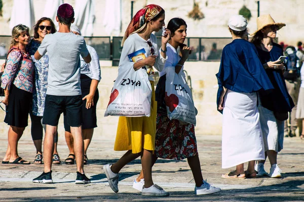 Jeruzalém Izrael Července 2019 Pohled Neznámé Izraelské Lidi Popíjející Fontánu — Stock fotografie