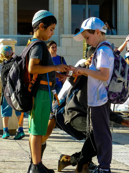 エルサレムイスラエル2018年5月14日エルサレムの西壁広場の公衆噴水の前の未知の子供たち — ストック写真
