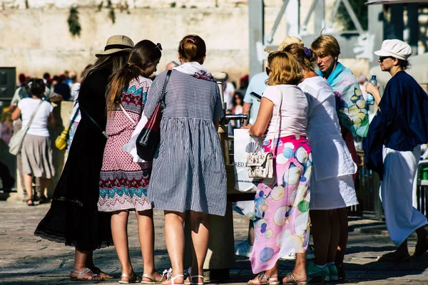 Jeruzalém Izrael Července 2019 Pohled Neznámé Izraelské Lidi Popíjející Fontánu — Stock fotografie