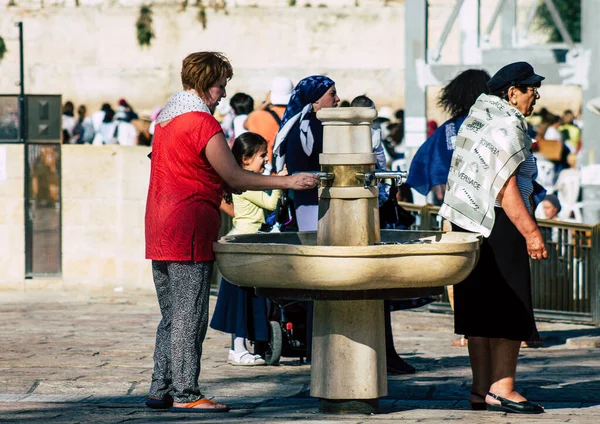 Jerusalén Israel Julio 2019 Vista Gente Israelí Desconocida Bebiendo Hasta — Foto de Stock