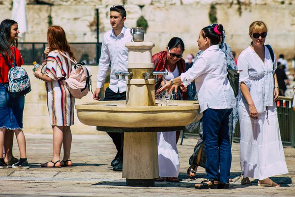 Jerusalém Israel Julho 2019 Vista Pessoas Israelenses Desconhecidas Bebendo Para — Fotografia de Stock