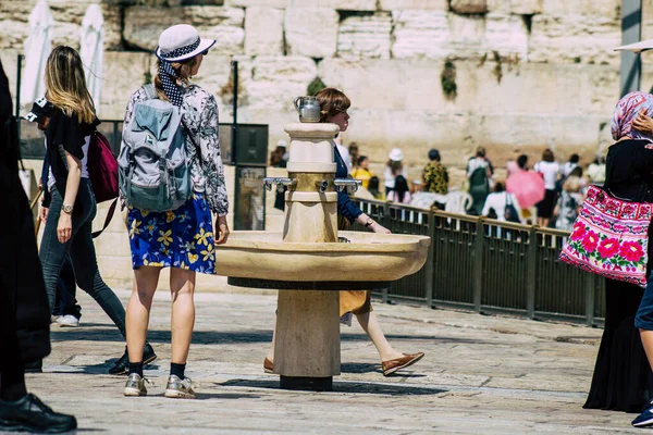 Jerozolima Izrael Lipiec 2019 Widok Nieznanego Narodu Izraelskiego Pijącego Fontanny — Zdjęcie stockowe