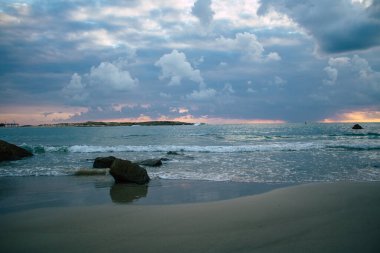 İsrail 23 Kasım 2020 İsrail 'in kuzeyinden bulutlu bir gökyüzü ile deniz manzarası