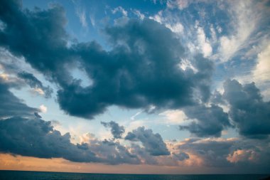 İsrail 23 Kasım 2020 İsrail 'in kuzeyinden bulutlu bir gökyüzü ile deniz manzarası