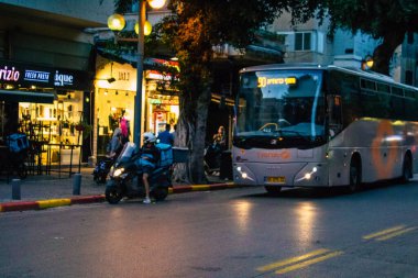 Tel Aviv İsrail, 25 Kasım 2020 Coronavirus salgını sırasında Tel Aviv sokaklarındaki şehir trafiğini gösteriyor.