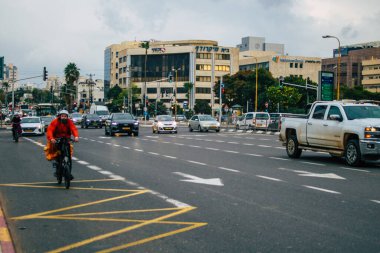Tel Aviv İsrail, 25 Kasım 2020 Coronavirus salgını sırasında Tel Aviv sokaklarındaki şehir trafiğini gösteriyor.