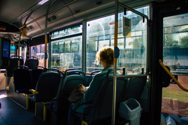 Tel Aviv İsrail 25 Kasım 2020 İsrail halk otobüsünün içinde tecrit ve Coronavirus salgını sırasında Tel Aviv sokaklarından geçerek nüfusu kontrol altına almak için