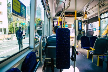 Tel Aviv İsrail 25 Kasım 2020 İsrail halk otobüsünün içinde tecrit ve Coronavirus salgını sırasında Tel Aviv sokaklarından geçerek nüfusu kontrol altına almak için
