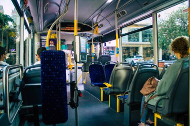 Tel Aviv İsrail 25 Kasım 2020 İsrail halk otobüsünün içinde tecrit ve Coronavirus salgını sırasında Tel Aviv sokaklarından geçerek nüfusu kontrol altına almak için