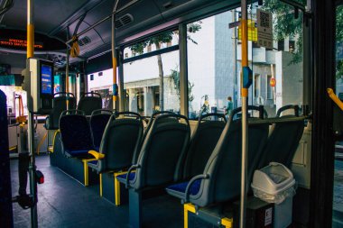 Tel Aviv İsrail 25 Kasım 2020 İsrail halk otobüsünün içinde tecrit ve Coronavirus salgını sırasında Tel Aviv sokaklarından geçerek nüfusu kontrol altına almak için