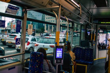 Tel Aviv İsrail 25 Kasım 2020 İsrail halk otobüsünün içinde tecrit ve Coronavirus salgını sırasında Tel Aviv sokaklarından geçerek nüfusu kontrol altına almak için