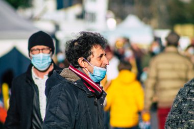 Reims France 28 Kasım 2020 Coronavirus salgını sırasında Fransa 'da maskeli kimliği belirsiz insanların alışveriş yaptığı görüldü.