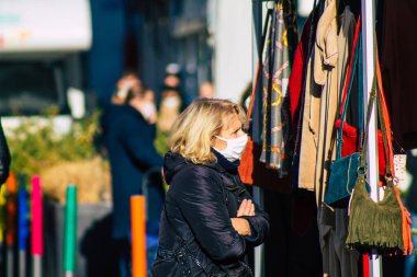 Reims France 28 Kasım 2020 Coronavirus salgını sırasında Fransa 'da maskeli kimliği belirsiz insanların alışveriş yaptığı görüldü.