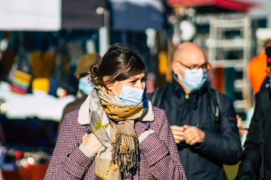 Reims France 28 Kasım 2020 Coronavirus salgını sırasında Fransa 'da maskeli kimliği belirsiz insanların alışveriş yaptığı görüldü.