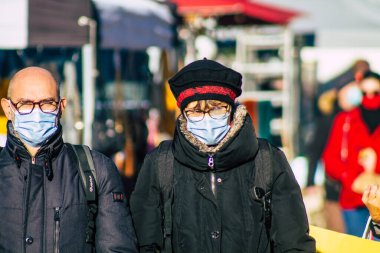 Reims France 28 Kasım 2020 Coronavirus salgını sırasında Fransa 'da maskeli kimliği belirsiz insanların alışveriş yaptığı görüldü.