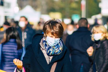 Reims France 28 Kasım 2020 Coronavirus salgını sırasında Fransa 'da maskeli kimliği belirsiz insanların alışveriş yaptığı görüldü.