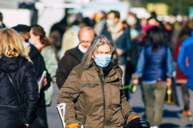 Reims France 28 Kasım 2020 Coronavirus salgını sırasında Fransa 'da maskeli kimliği belirsiz insanların alışveriş yaptığı görüldü.
