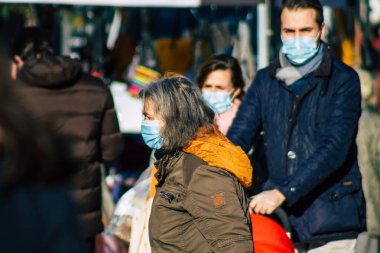 Reims France 28 Kasım 2020 Coronavirus salgını sırasında Fransa 'da maskeli kimliği belirsiz insanların alışveriş yaptığı görüldü.