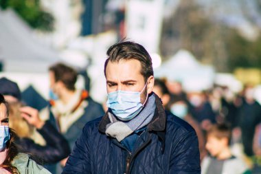 Reims France 28 Kasım 2020 Coronavirus salgını sırasında Fransa 'da maskeli kimliği belirsiz insanların alışveriş yaptığı görüldü.