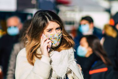 Reims France 28 Kasım 2020 Coronavirus salgını sırasında Fransa 'da maskeli kimliği belirsiz insanların alışveriş yaptığı görüldü.