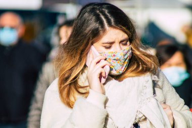 Reims France 28 Kasım 2020 Coronavirus salgını sırasında Fransa 'da maskeli kimliği belirsiz insanların alışveriş yaptığı görüldü.
