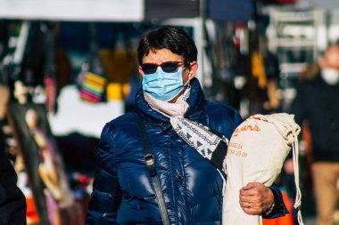Reims France 28 Kasım 2020 Coronavirus salgını sırasında Fransa 'da maskeli kimliği belirsiz insanların alışveriş yaptığı görüldü.