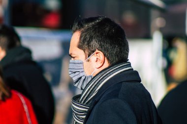 Reims France 28 Kasım 2020 Coronavirus salgını sırasında Fransa 'da maskeli kimliği belirsiz insanların alışveriş yaptığı görüldü.