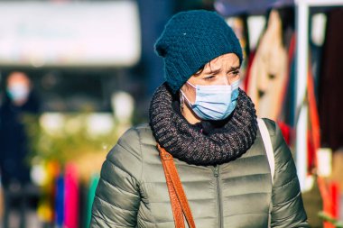 Reims France 28 Kasım 2020 Coronavirus salgını sırasında Fransa 'da maskeli kimliği belirsiz insanların alışveriş yaptığı görüldü.