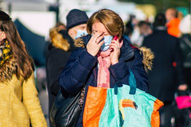 Reims France 28 Kasım 2020 Coronavirus salgını sırasında Fransa 'da maskeli kimliği belirsiz insanların alışveriş yaptığı görüldü.