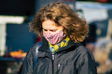Reims France 28 Kasım 2020 Coronavirus salgını sırasında Fransa 'da maskeli kimliği belirsiz insanların alışveriş yaptığı görüldü.