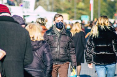 Reims France 28 Kasım 2020 Coronavirus salgını sırasında Fransa 'da maskeli kimliği belirsiz insanların alışveriş yaptığı görüldü.