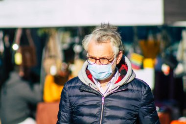 Reims France 28 Kasım 2020 Coronavirus salgını sırasında Fransa 'da maskeli kimliği belirsiz insanların alışveriş yaptığı görüldü.