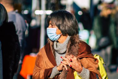 Reims France 28 Kasım 2020 Coronavirus salgını sırasında Fransa 'da maskeli kimliği belirsiz insanların alışveriş yaptığı görüldü.