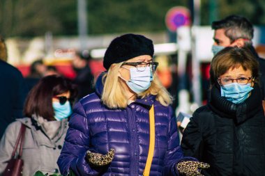 Reims France 28 Kasım 2020 Coronavirus salgını sırasında Fransa 'da maskeli kimliği belirsiz insanların alışveriş yaptığı görüldü.