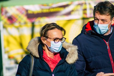 Reims France 28 Kasım 2020 Coronavirus salgını sırasında Fransa 'da maskeli kimliği belirsiz insanların alışveriş yaptığı görüldü.