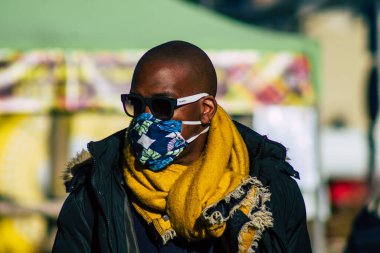 Reims France 28 Kasım 2020 Coronavirus salgını sırasında Fransa 'da maskeli kimliği belirsiz insanların alışveriş yaptığı görüldü.