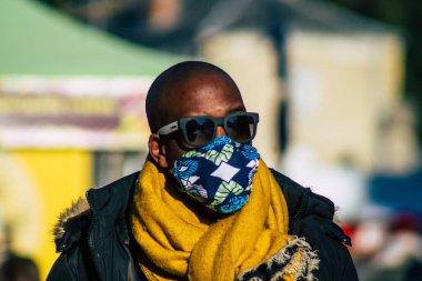 Reims France 28 Kasım 2020 Coronavirus salgını sırasında Fransa 'da maskeli kimliği belirsiz insanların alışveriş yaptığı görüldü.