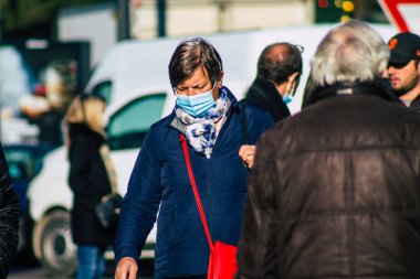 Reims France 28 Kasım 2020 Coronavirus salgını sırasında Fransa 'da maskeli kimliği belirsiz insanların alışveriş yaptığı görüldü.