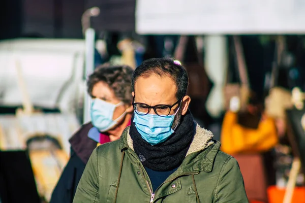 Reims France 28 Kasım 2020 Coronavirus salgını sırasında Fransa 'da maskeli kimliği belirsiz insanların alışveriş yaptığı görüldü.