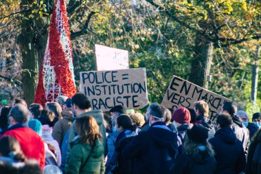 Reims France 28 Kasım 2020 Kimliği belirsiz göstericilerin yeni Küresel Güvenlik tasarısına karşı protesto gösterileri, Fransa 'da basın özgürlüğüne tehdit oluşturacağını beyan ediyor