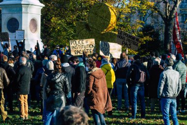 Reims France 28 Kasım 2020 Kimliği belirsiz göstericilerin yeni Küresel Güvenlik tasarısına karşı protesto gösterileri, Fransa 'da basın özgürlüğüne tehdit oluşturacağını beyan ediyor
