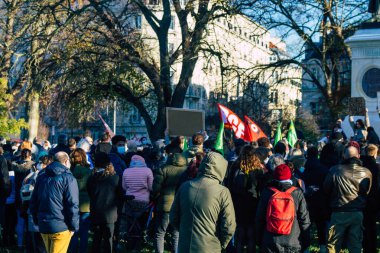 Reims France 28 Kasım 2020 Kimliği belirsiz göstericilerin yeni Küresel Güvenlik tasarısına karşı protesto gösterileri, Fransa 'da basın özgürlüğüne tehdit oluşturacağını beyan ediyor