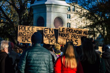 Reims France 28 Kasım 2020 Kimliği belirsiz göstericilerin yeni Küresel Güvenlik tasarısına karşı protesto gösterileri, Fransa 'da basın özgürlüğüne tehdit oluşturacağını beyan ediyor