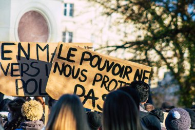 Reims France 28 Kasım 2020 Kimliği belirsiz göstericilerin yeni Küresel Güvenlik tasarısına karşı protesto gösterileri, Fransa 'da basın özgürlüğüne tehdit oluşturacağını beyan ediyor